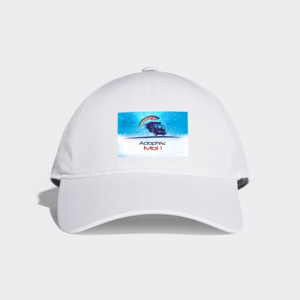 Application du logo sur fond bleu, centré sur une casquette blanche.