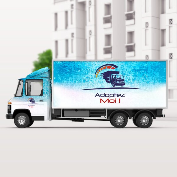 Application du logo sur fond bleu sur un camion roulant en ville.